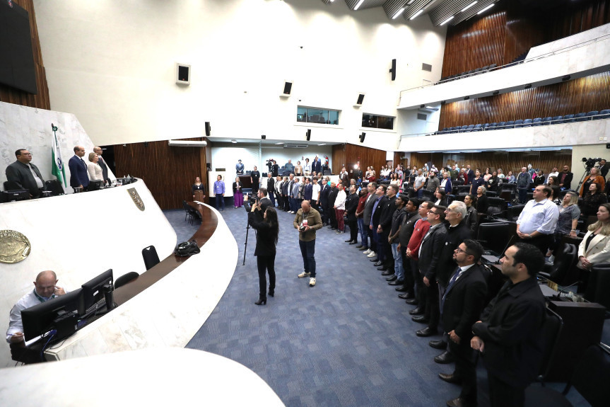 Solenidade ocorreu na noite desta segunda-feira (5), no Plenário da Assembleia Legislativa do Paraná.