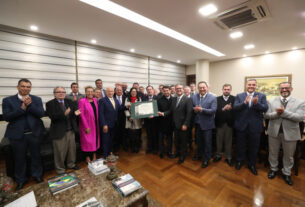 Entrega da Menção Honrosa foi feita no início da noite desta segunda-feira (12), no Gabinete da Presidência da Assembleia.