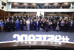 Solenidade ocorreu na noite desta sexta-feira (9), no Plenário da Assembleia Legislativa do Paraná.