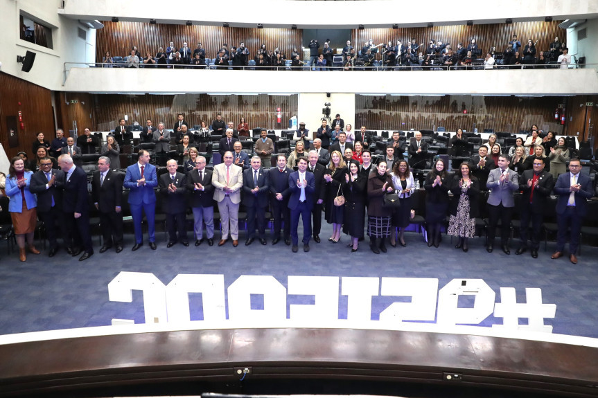 Solenidade ocorreu na noite desta sexta-feira (9), no Plenário da Assembleia Legislativa do Paraná.