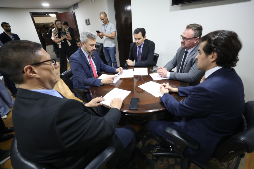 Reunião ocorreu após a sessão plenária desta terça-feira (20).