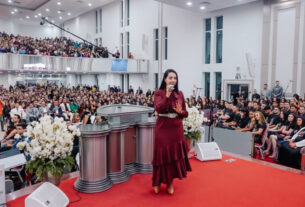 A homenagem foi proposta pela deputada Cantora Mara Lima (Republicanos-PR), que faz parte da denominação pentecostal há 45 anos.