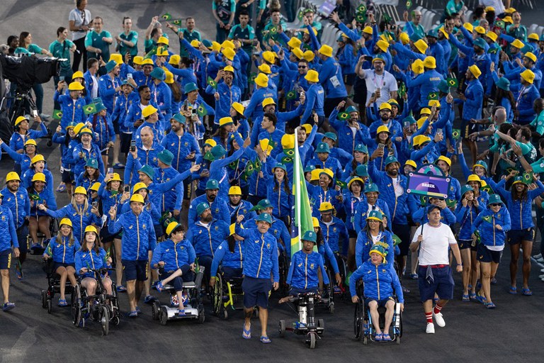 Brasil anima a Champs-Élysées na abertura dos Jogos Paralímpicos — Agência Gov