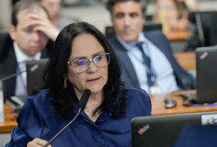 Em pronuciamento, à bancada, senadora Damares Alves (Republicanos-DF).