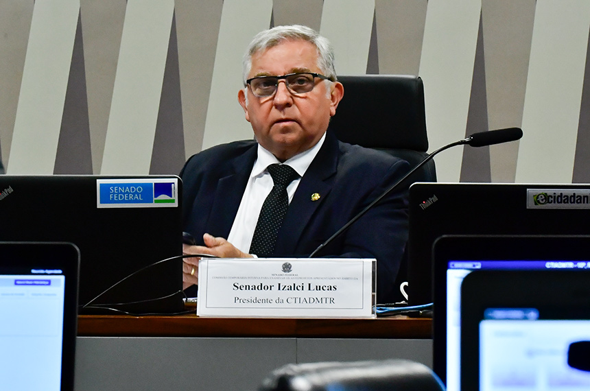 À mesa, presidente da CTIADMTR, senador Izalci Lucas (PSDB-DF).