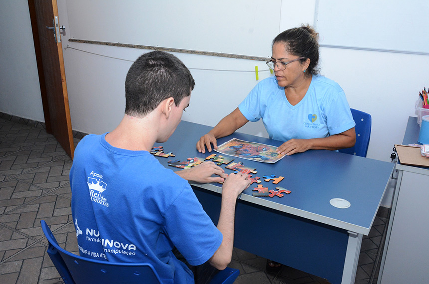 Atendimento na Clínica-Escola conta com três pedagogas especializadas em autismo, terapeuta ocupacional, duas psicólogas, duas fisioterapeutas, duas psicopedagogas, duas nutricionistas, duas assistentes sociais, neuropediatra e arte terapeuta. Além de diretora, coordenadora pedagógica e de disciplina, recepcionista e serviços gerais. Na instituição municipal, Berenice Piana, co-autora da lei federal, realiza acolhimento familiar e orientação aos familiares e/ou responsáveis dos alunos-pacientes todas segundas e quartas-feiras à tarde.