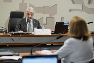 Presidente da CAS, senador Humberto Costa (PT-PE) conduz reunião.