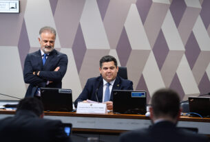 À mesa, presidente da CCJ, senador Davi Alcolumbre (União-AP), conduz reunião.