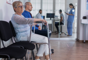 CDH analisa atendimento prioritário a bebês e idosos com mais de 80 anos — Senado Notícias