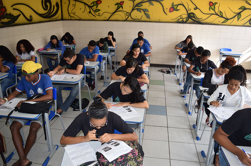 Na foto, as escolas estaduais estão intensificando as atividades na preparação dos estudantes para o Exame Nacional do Ensino Médio (Enem), que acontece 5 e 6 de novembro deste ano. No Colégio Estadual Ruben Dário, no bairro de San Martin, em Salvador, a semana será de simulados. Para abranger todas as áreas do conhecimento, as provas começaram nesta segunda-feira (25) e prosseguem até quinta (28), oportunizando aos alunos do 3º ano do Ensino Médio e da Educação Profissional vivenciar situações semelhantes às do dia da avaliação.