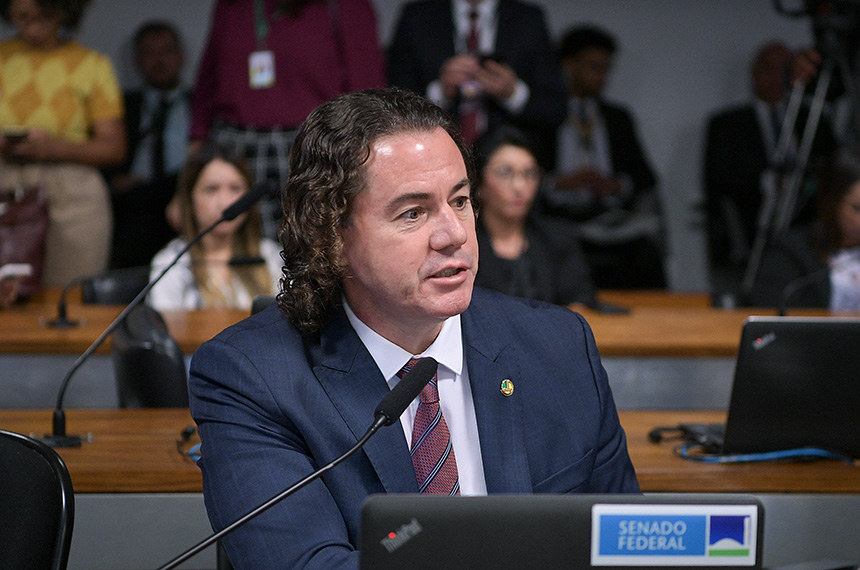 Em pronunciamento, à bancada, senador Veneziano Vital do Rêgo (MDB-PB).