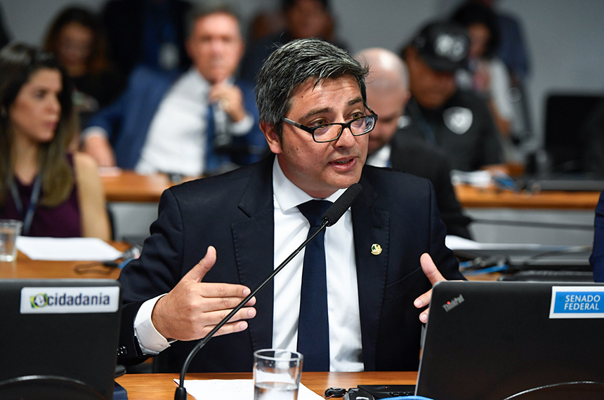 Em discurso, à bancada, senador Carlos Portinho (PL-RJ).