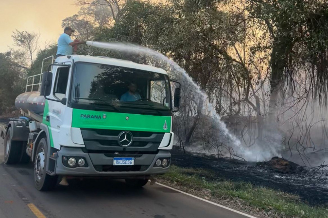 Caminhões-pipa fornecidos pelo Estado ajudam a combater incêndio florestal em Cianorte