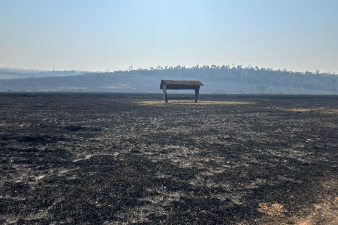 Com bombeiros mobilizados, helicóptero reforça combate a incêndio em Maria Helena