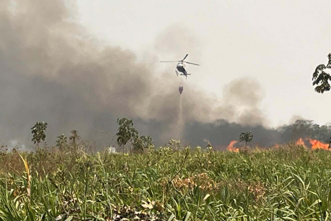 Com suporte de helibalde, IAT combate focos de incêndios florestais no Noroeste do Paraná