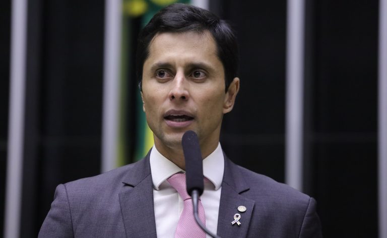 Deputado Duarte Jr. fala ao microfone