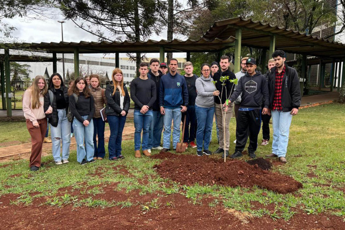 Comunidade acadêmica da Unioeste presta homenagens às vítimas do voo 2283