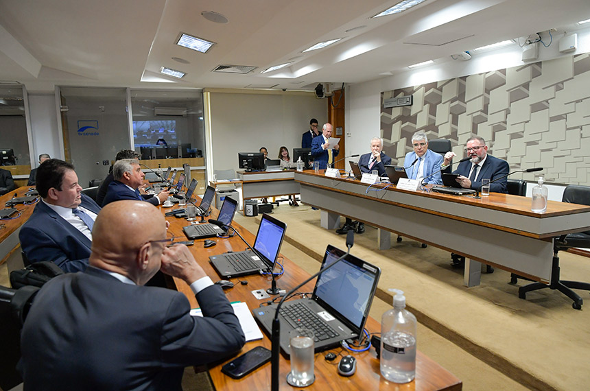 Debatedores atribuem queda de audiência em canais de direita a 'censura' — Senado Notícias