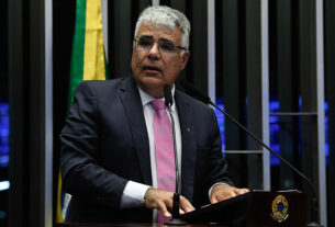 À tribuna, em discurso, senador Eduardo Girão (Novo-CE).