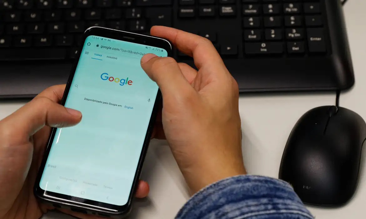 Google e Apple devem incluir senha e biometria para acesso a aplicativos de e-mails para ampliar segurança em celulares — Agência Gov