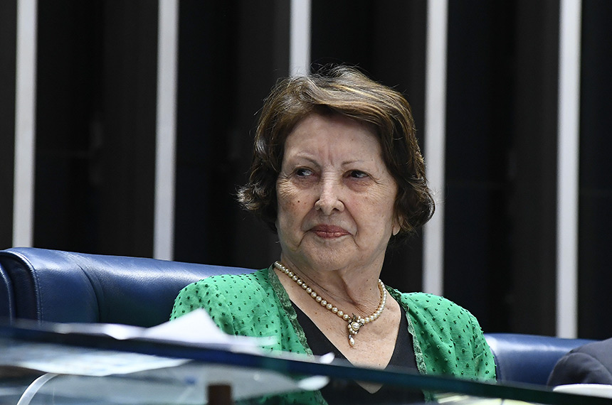 À mesa, senadora Maria do Carmo Alves (DEM-SE).