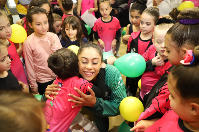 Na volta da Olimpíada, Barbara Domingos recebe carinho das crianças em treino