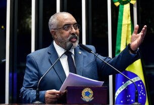 Em discurso, à tribuna, senador Paulo Paim (PT-RS).