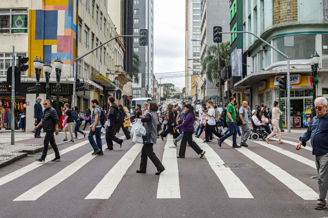 População do Paraná deve ultrapassar 12 milhões de habitantes até 2027, aponta IBGE