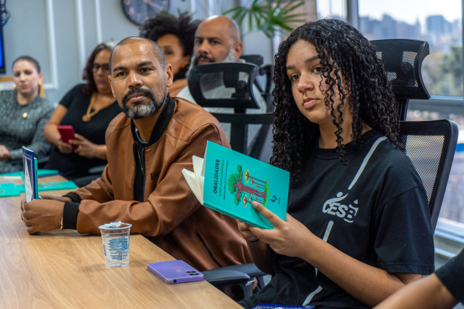 Secretaria de Educação entrega livros afro-brasileiros para escolas estaduais