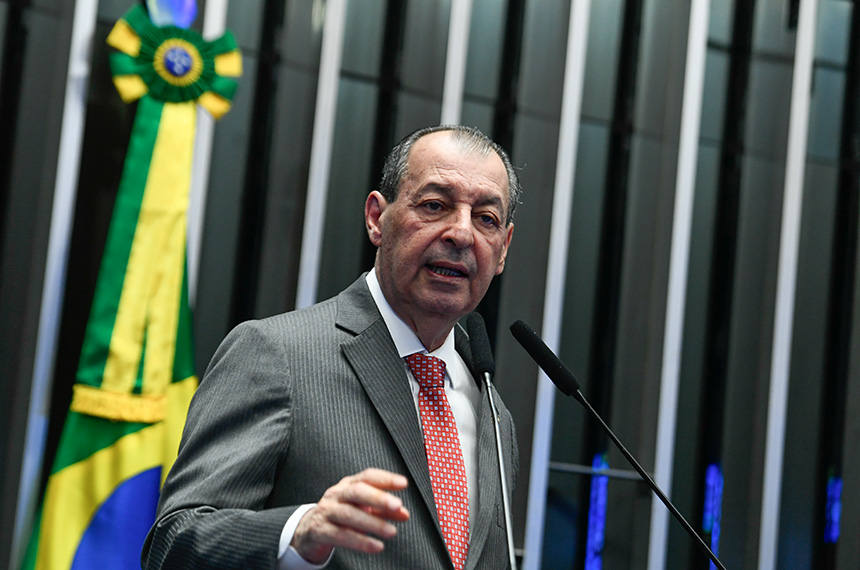 À tribuna, em discurso, senador Omar Aziz (PSD-AM).