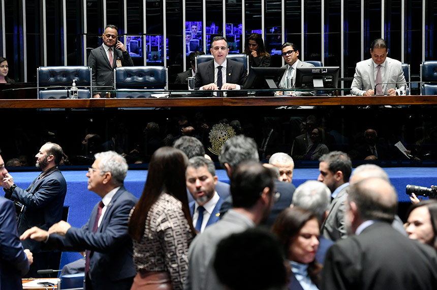 Parlamentares acompanham a sessão.