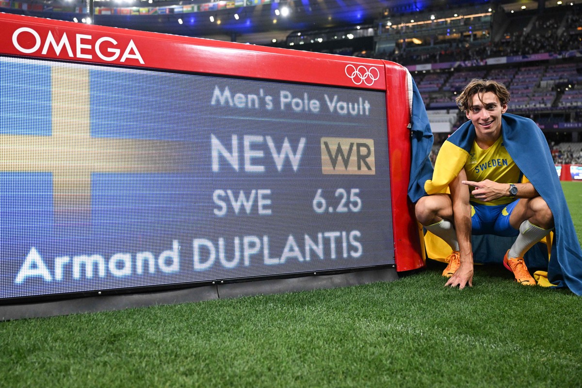 em show particular, Armand Duplantis vence ouro no salto com vara e bate recorde olímpico e mundial