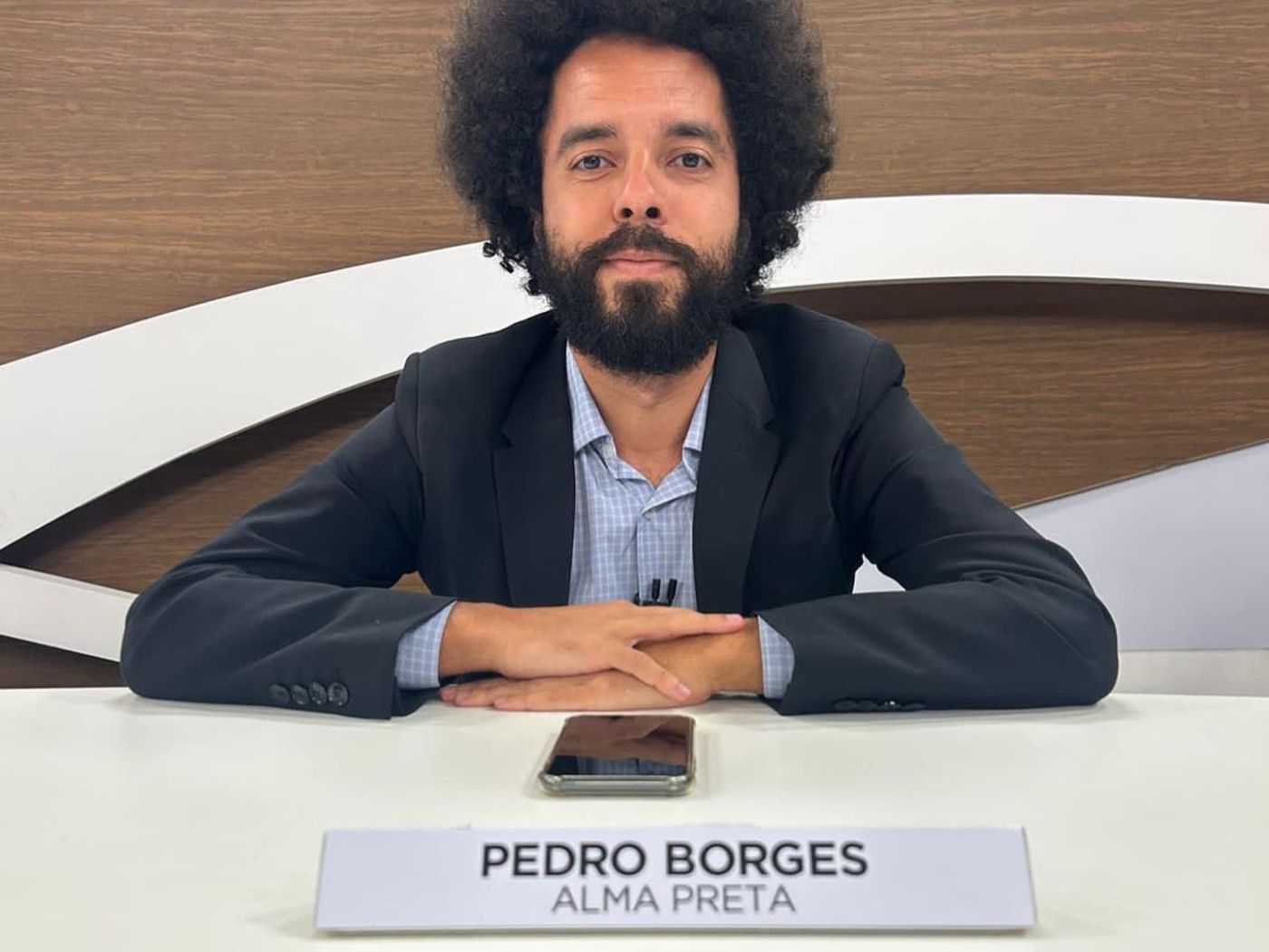 Alma Preta é parte da bancada que entrevista Pablo Marçal no Roda Viva nesta segunda