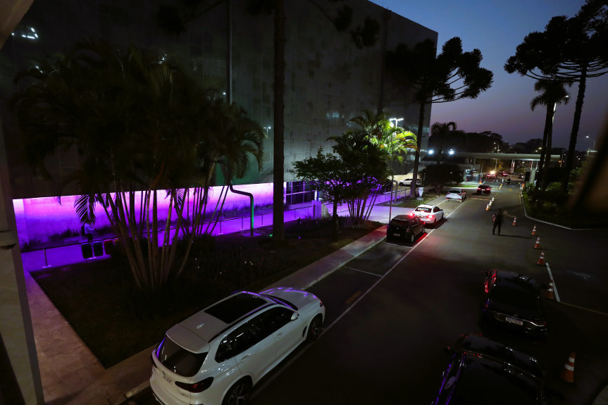 A Assembleia Legislativa do Paraná abraça essa causa e permanece iluminada pela cor da campanha – o Setembro Roxo.