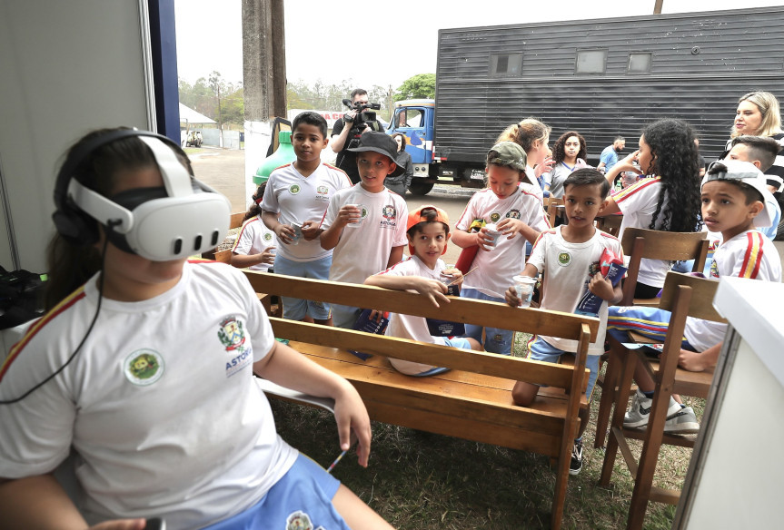 Os óculos para o tour virtual no Poder Legislativo fizeram sucesso entre os visitantes no estande da Assembleia Itinerante, em Astorga.