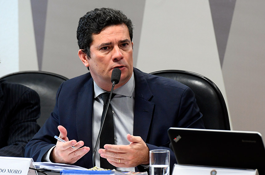 À mesa, em pronunciamento, ministro da Justiça e Segurança Pública, Sergio Moro.