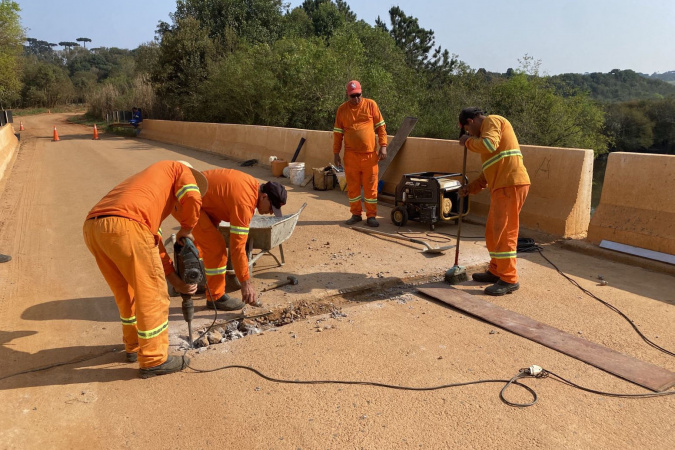 DER/PR faz reforma geral em ponte sobre o Rio Iapó em estrada rural de Castro