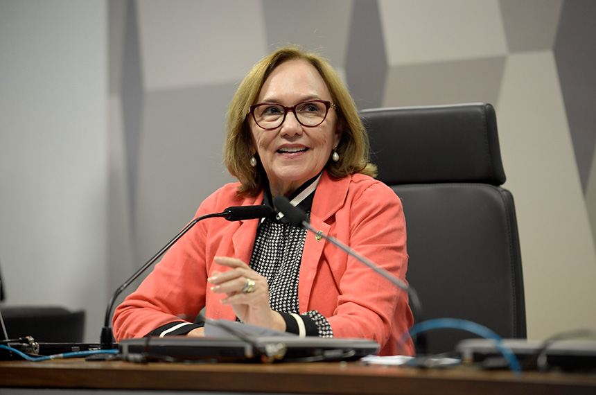 À mesa, vice-presidente da CEIDCERTA, senadora Zenaide Maia (PSD-RN), conduz audiência.