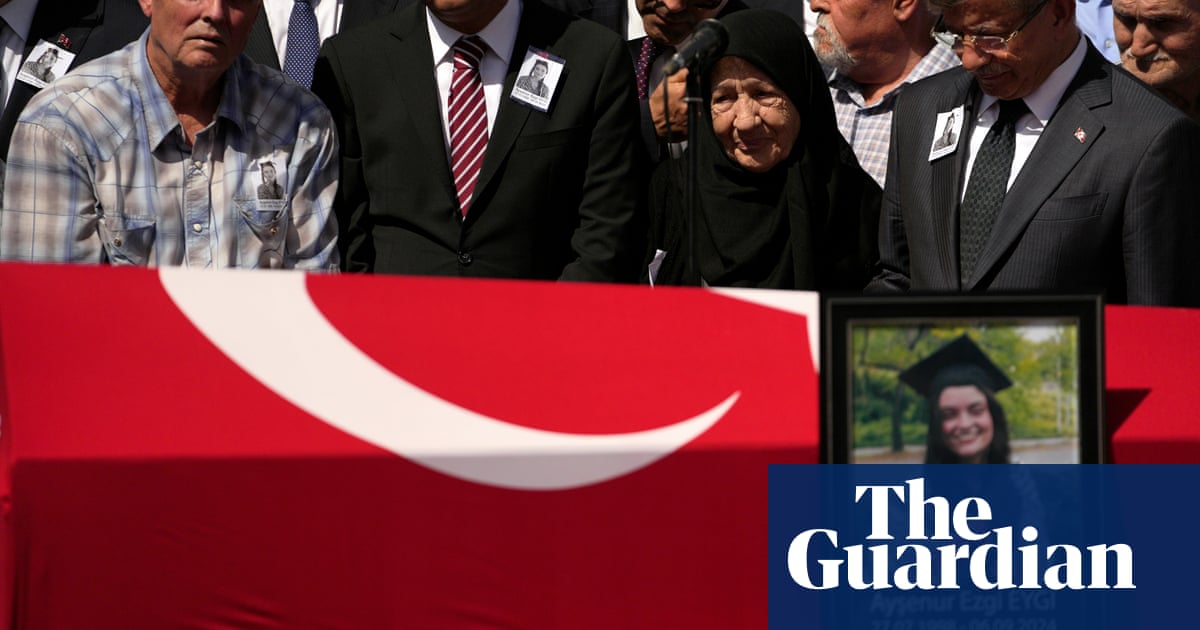 Funeral do turco-americano assassinado Ayşenur Ezgi Eygi atrai centenas de pessoas | Turquia