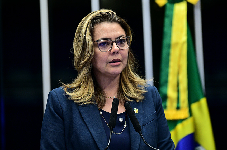 À tribuna, em discurso, senadora Leila Barros (PDT-DF).