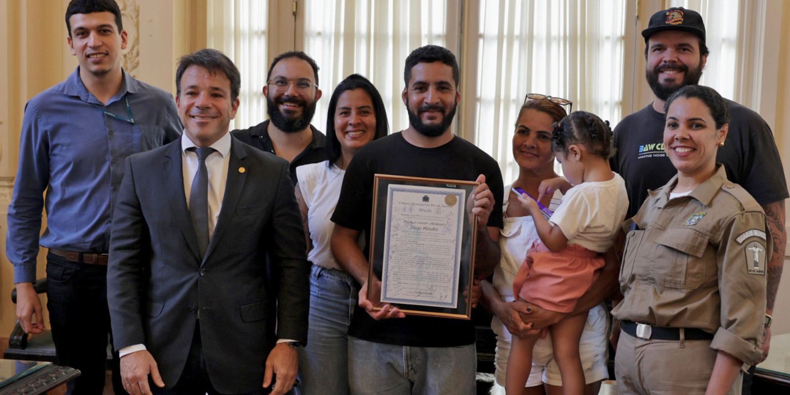 Mototaxista que salvou garoto é homenageado no Rio