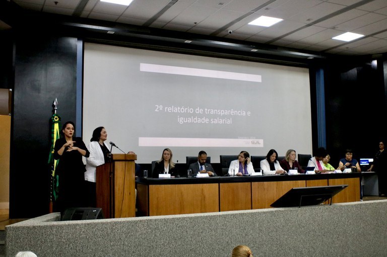 Mulheres ganham 20,7% menos que homens em empresas com mais de 100 funcionários — Portal da Câmara dos Deputados