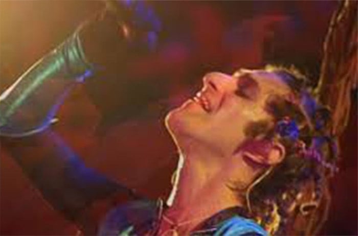 Perry Farrell parte pra cima de Dave Navarro e é retirado do palco em show do Jane's Addiction