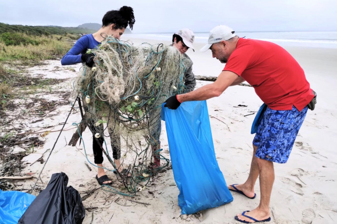 Portos do Paraná participa de mutirão na Ilha do Mel e retira 3 toneladas de resíduos