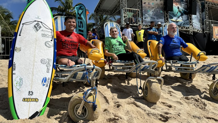 Programa do Ministério do Esporte promove inclusão e acessibilidade nas praias brasileiras — Agência Gov