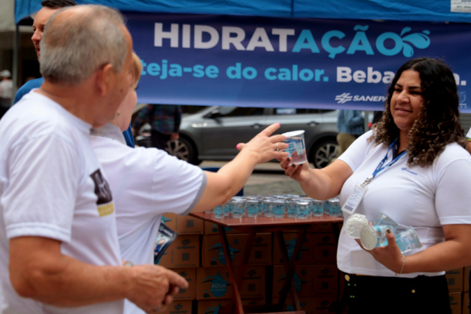 Sanepar distribui copos de água potável para incentivar consumo e proteger a saúde