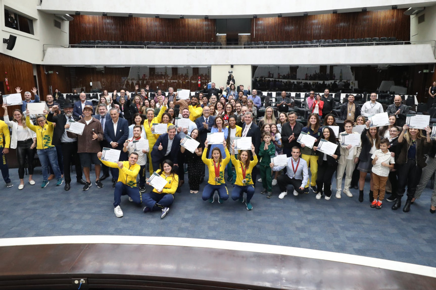 Solenidade ocorreu na noite desta segunda-feira (21), no Plenário da Assembleia Legislativa do Paraná.