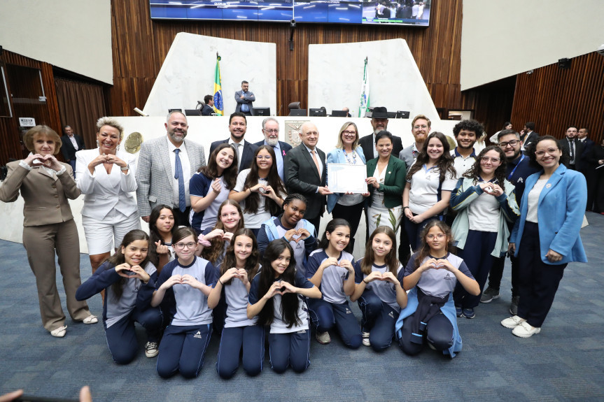 Após o pronunciamento da parlamentar, foi feita a entrega de menção honrosa com votos de congratulações aos representantes da escola.