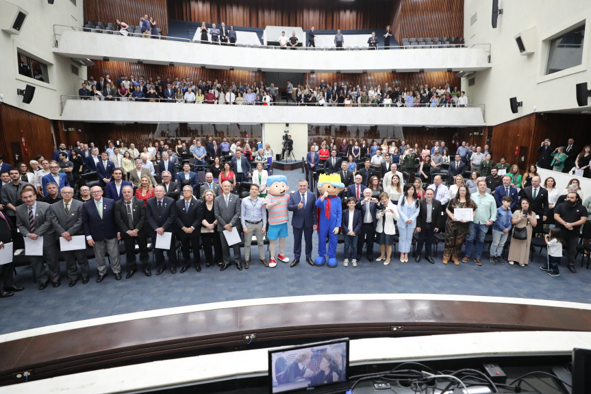 Solenidade ocorreu na noite desta quarta-feira (30), no Plenário da Assembleia Legislativa do Paraná.