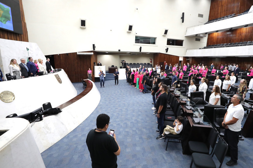 Solenidade ocorreu na noite desta quinta-feira (24), no Plenário da Assembleia Legislativa do Paraná.